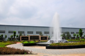 長沙電機廠-位于公司辦公區的綠化廣場，中間位噴泉